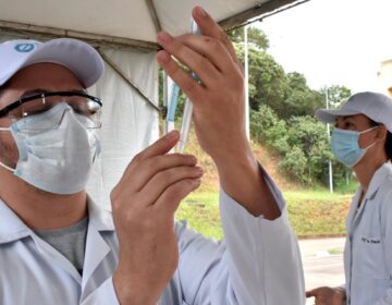 Neste final de semana acontece a vacinação de idosos no drive-thru da UFJF e no Sport