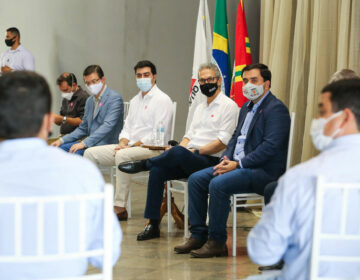 Romeu Zema defende prioridade da vacinação de professores durante agenda de trabalho em Frutal