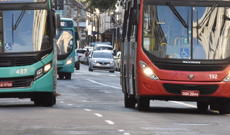 Vacinação de motoristas e cobradores do transporte coletivo urbano é iniciada pela PJF nesta segunda, 17