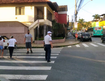 Fiscalização em bairros com maior fluxo de veículos é intensificada pelos agentes de transporte e trânsito