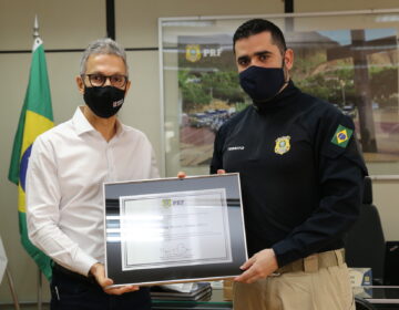 Romeu Zema recebe homenagem da PRF-MG