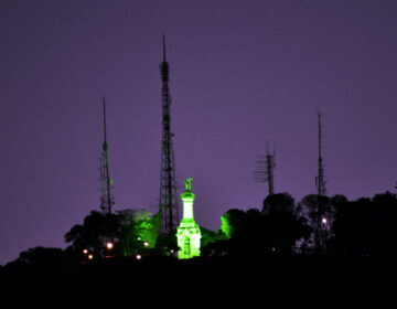 Iluminação especial é instalada no Morro do Cristo em virtude ao Mês do Meio Ambiente