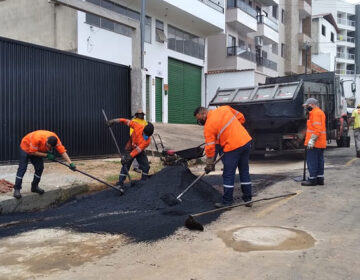 Equipes da Empav realizam recomposição asfáltica no bairro Linhares e Bom Jardim
