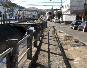 Limpeza nas margens do Córrego da Tapera e no Santa Terezinha são realizadas pelo Demlurb