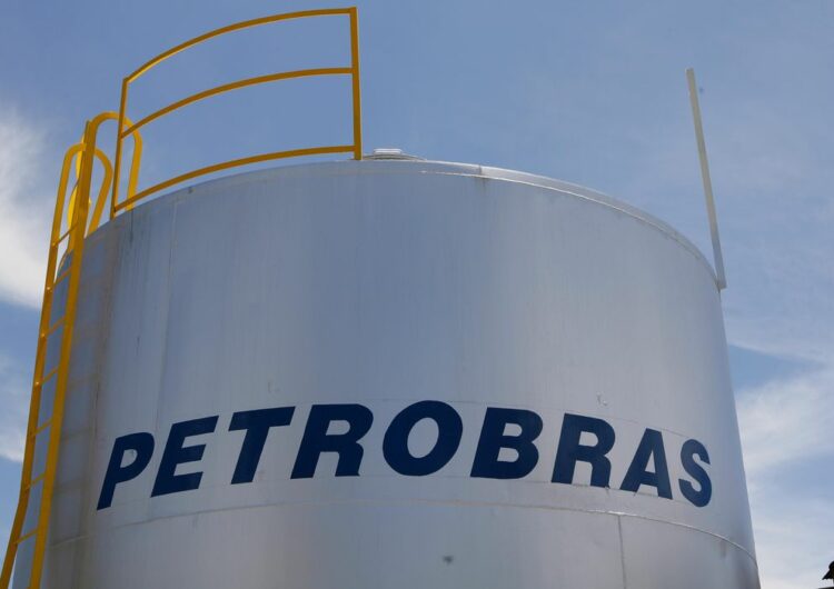 Petrobras reduz preço da gasolina em R$ 0,05 nas refinarias