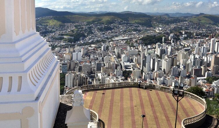 Métodos de relacionamento e atrativos turísticos da região são discutidos em seminário