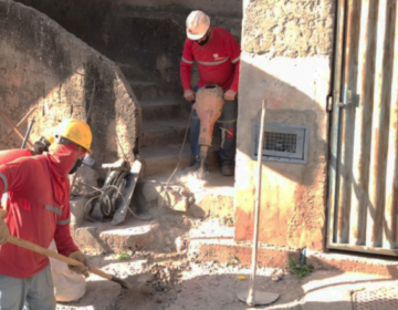 Cerca de 20 metros de novas redes de esgoto são instalados no Escadão do bairro Solidariedade