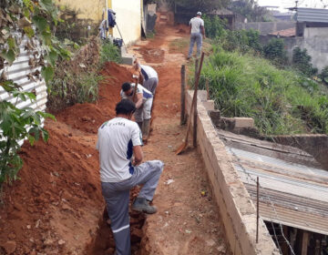 Bairro Benfica recebe 140 metros de novas redes de esgoto