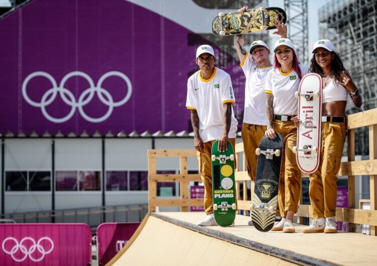 Skatistas da seleção experimentam a pista de treinos do Parque de Ariake