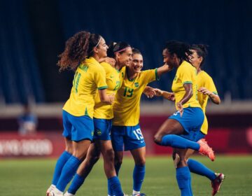 Seleção feminina de futebol bate a Zâmbia e pega o Canadá nas quartas