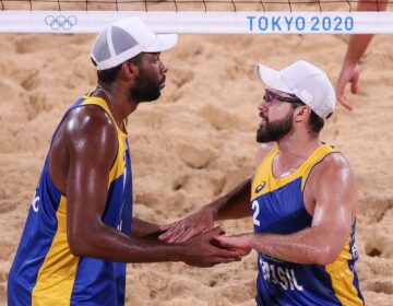 Evandro e Bruno Schmidt avançam às oitavas no vôlei de praia