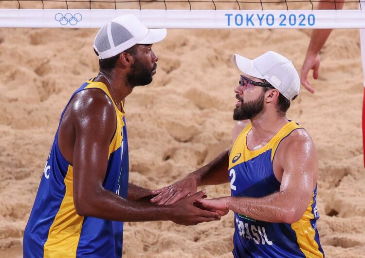 Evandro e Bruno Schmidt avançam às oitavas no vôlei de praia