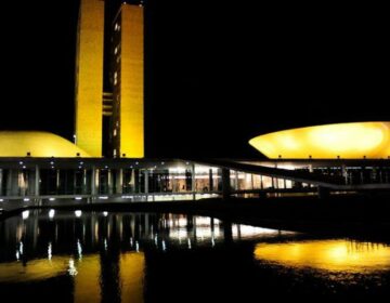 Congresso recebe iluminação amarela em apoio ao combate às hepatites