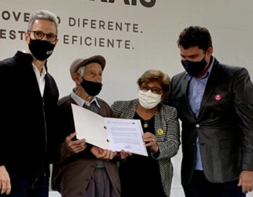 Governador participa de entrega de 628 títulos de regularização fundiária urbana em Jaguaraçu, no Vale do Aço