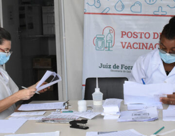 SS interrompe aplicação da 2ª dose de AstraZeneca