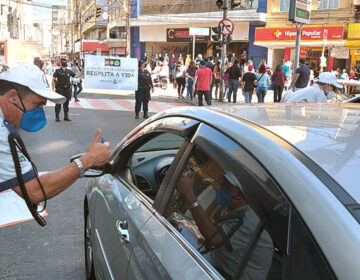 Faixas de pedestres com destaque vermelho é aprovada por motoristas abordados em ação educativa 