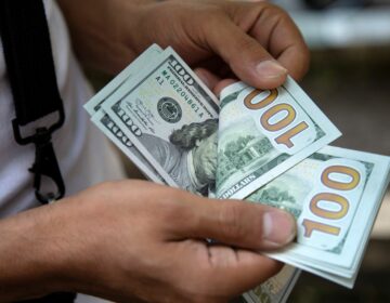 Dólar sobe para R$ 5,42 e fecha no maior nível desde maio