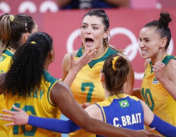 Meninas do vôlei batem Comitê Olímpico Russo e vão às semifinais