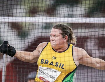 Elizabeth Gomes é ouro e bate recorde mundial no lançamento de disco