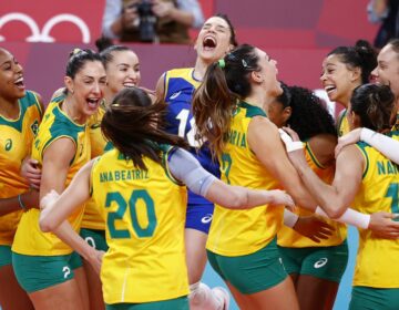 Brasil bate Coreia do Sul e pega EUA na final do vôlei feminino