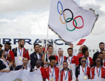 França recebe bandeira olímpica e promete “Jogos para as pessoas”