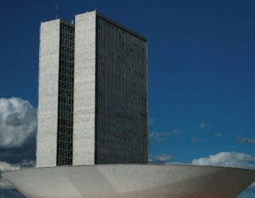 Câmara aprova dispensa de licitação para insumos contra covid-19