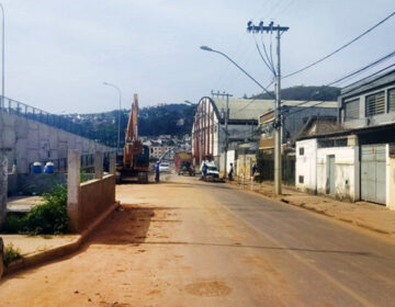 Trânsito na rua Coronel Delfino Nonato de Faria segue parcialmente interditado até o fim do mês