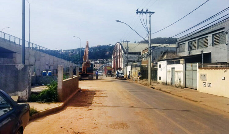 Trânsito na rua Coronel Delfino Nonato de Faria segue parcialmente interditado até o fim do mês