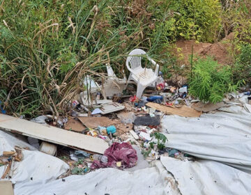 Excesso de entulhos na encosta leva Defesa Civil a interditar casas em Santa Luzia