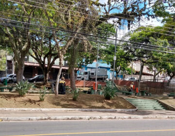 Empav realiza serviços de varrição e limpeza em Praça do Bairro Santa Terezinha