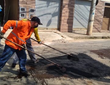 Operação tapa-buraco atende demandas no bairro Progresso