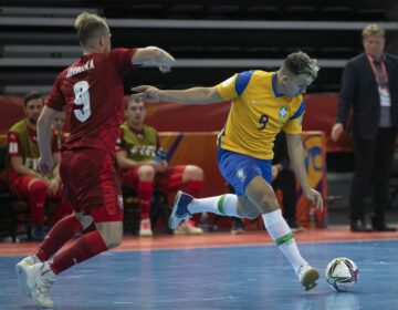 Brasil decide no 2º tempo e vence tchecos na Copa do Mundo de futsal