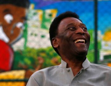 Pelé divulga vídeo no hospital e diz melhorar a cada dia