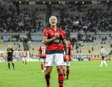 Com dois de Pedro, Flamengo derrota Grêmio e avança na Copa do Brasil