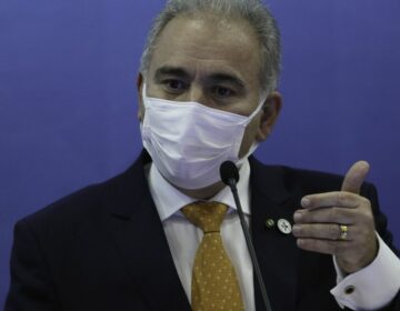 Ministro da Saúde afirma que continua no cargo