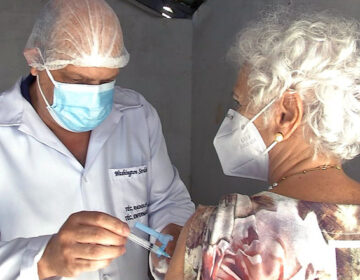 Público de 60 anos ou mais com 2ª dose há pelo menos 6 meses recebe reforço contra Covid