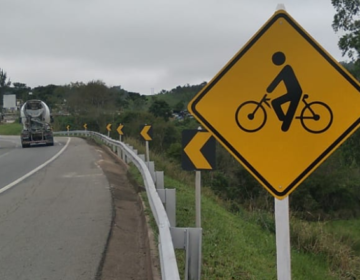 Rodovia BR-040 recebe placas de sinalização para ciclistas