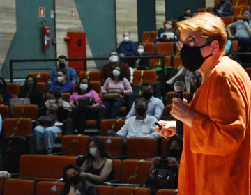 Prefeita ministra conferência de abertura no lançamento do curso Líder+Ágil