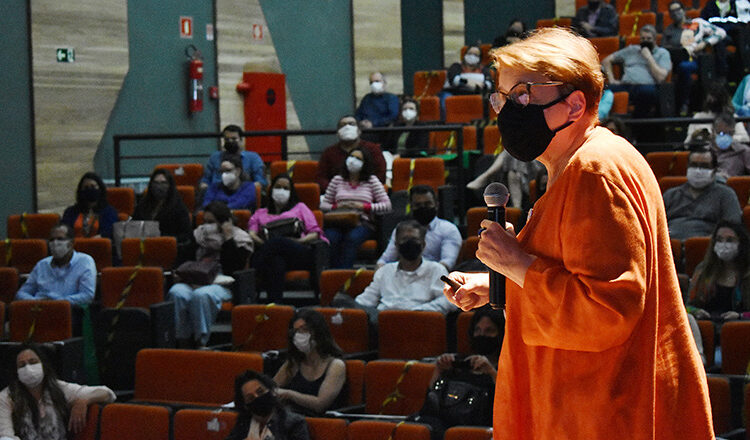 Prefeita ministra conferência de abertura no lançamento do curso Líder+Ágil