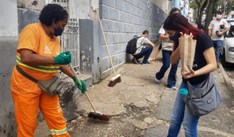 Servidores e voluntários se mobilizam em ação ambiental no Centro