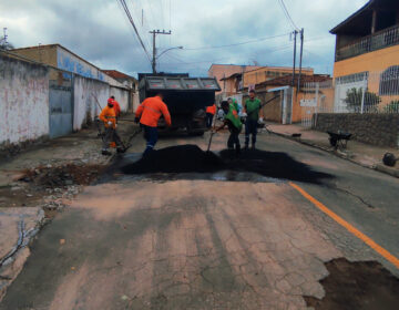 Bairu, Mariano Procópio e outros bairros recebem operação tapa-buracos