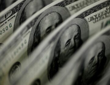 Dólar cai para R$ 5,55 em dia de ajustes no mercado