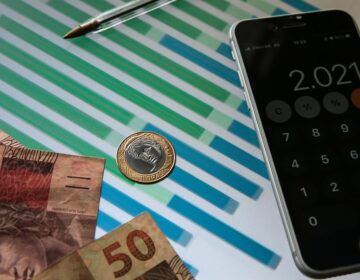 Dólar encosta em R$ 5,45 e fecha no maior valor desde abril