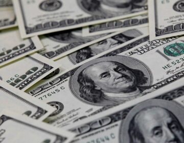 Dólar volta a fechar acima de R$ 5,50 com tensões no exterior