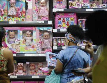 Intenção de consumo das famílias fica estável em outubro