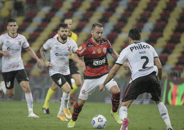 Flamengo atropela Athletico-PR no Maracanã e sobe no G4 do Brasileiro