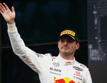 Verstappen volta à liderança da F1, mas Hamilton ganha impulso