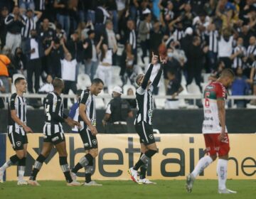 Com dois de Navarro, Botafogo derrota Brusque na Série B