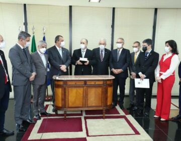 Integrantes da CPI entregam relatório final à PGR e ao STF