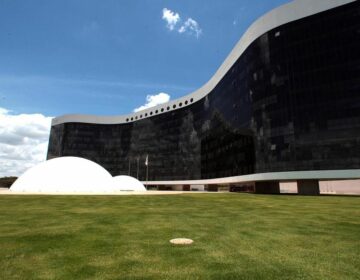 TSE retoma julgamento de ação que pede cassação da chapa presidencial